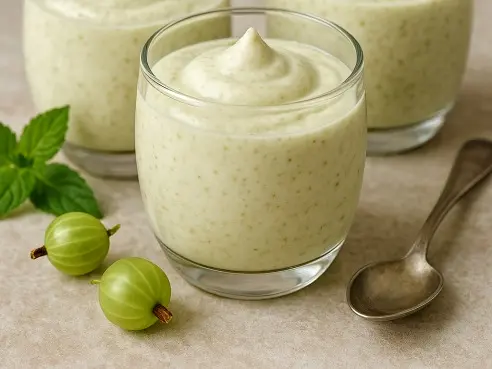 Angreštová pěna s jogurtem a smetanou