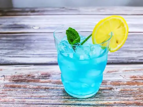 Blue Point – osvěžující anýzový koktejl s citronem a sodovkou