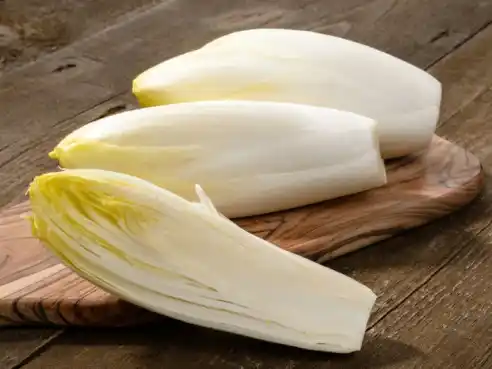 Čekankový salát s mandarinkami a smetanovou zálivkou