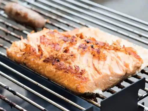 Grilovaný losos s pestem a chřestem