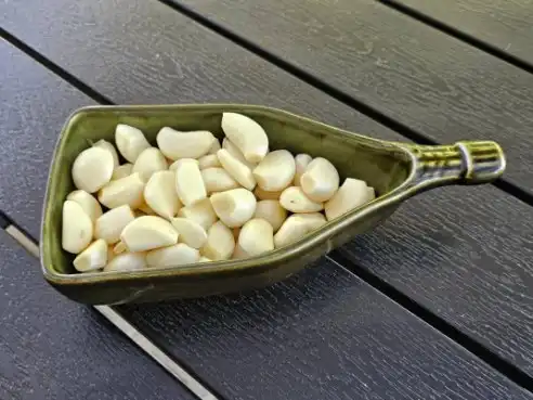 Konfitovaný česnek: jednoduchý způsob, jak proměnit obyčejný česnek v delikatesu