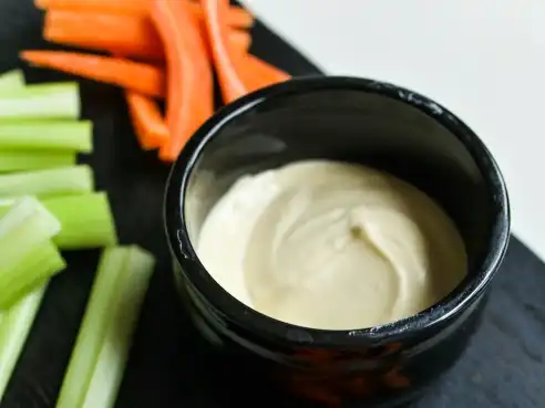 Krémový česnekový dip s parmezánem