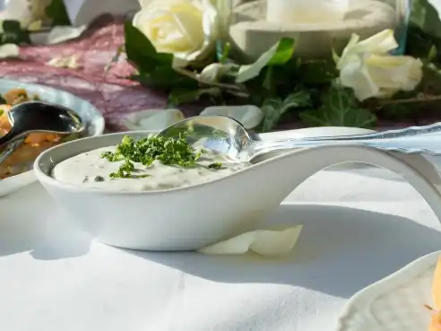 Krémový okurkový dip s koprem a citronem