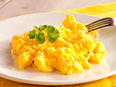 Míchaná vejce s lanýžovým olejem: vejce s nádechem luxusu