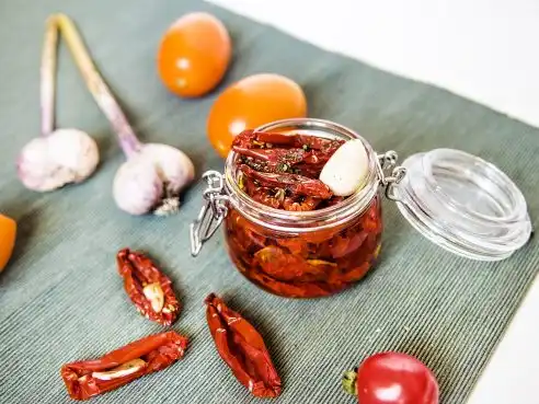 Pečená rajčata naložená v olivovém oleji - Pomodorini al forno sott’olio