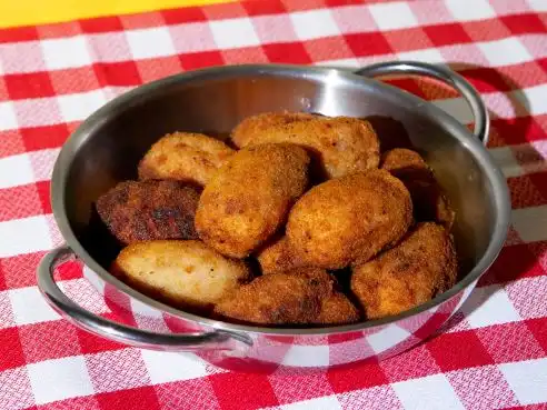 Pikantní bramborové krokety s rajčatovým protlakem a masem