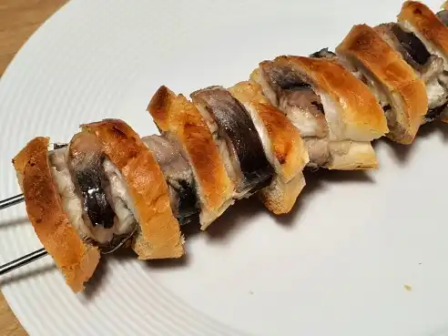 Rybí špízy z úhoře se šalvějí