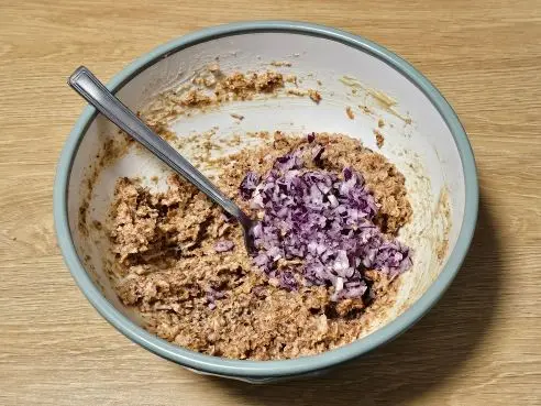 Škvarková pomazánka s bylinkami a kapary