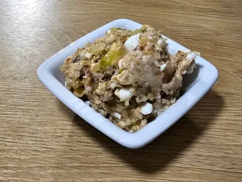 Škvarková pomazánka s vejcem, okurkou a majonézou