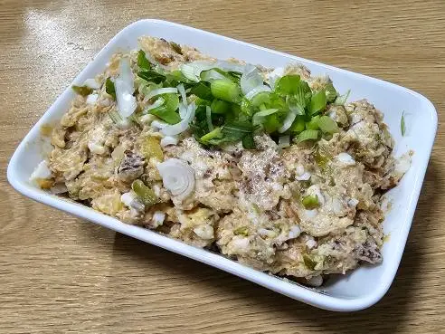 Škvarková pomazánka s vejcem, česnekem a okurkou