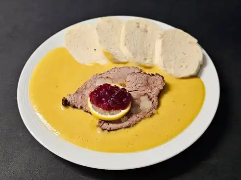 Svíčková na smetaně: snadný recept bez mouky, který zvládne každý