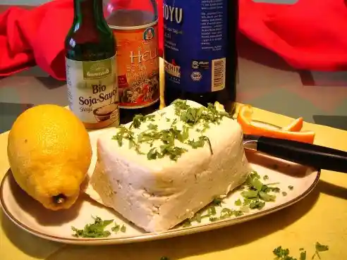 Tofu na listech salátu