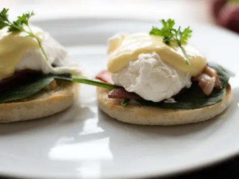Vejce Benedikt s holandskou omáčkou